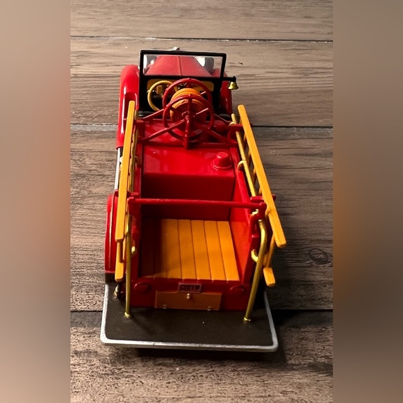 Hallmark NEW 2018 #16 Fire Brigade Series Christmas Ornament 1932 Buick Fire Eng - Picture 7 of 11